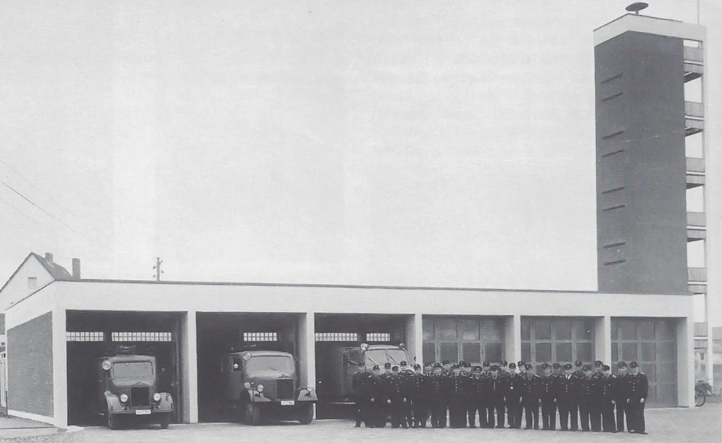 Die Mannschaft der Freiwilligen Feuerwehr Misburg 1961 vor dem damaligen Neubau