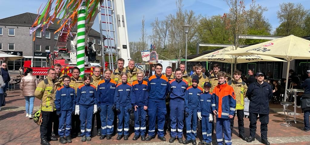 Mitglieder der Jugendfeuerwehr und Einsatzabteilung vor dem Maibaum