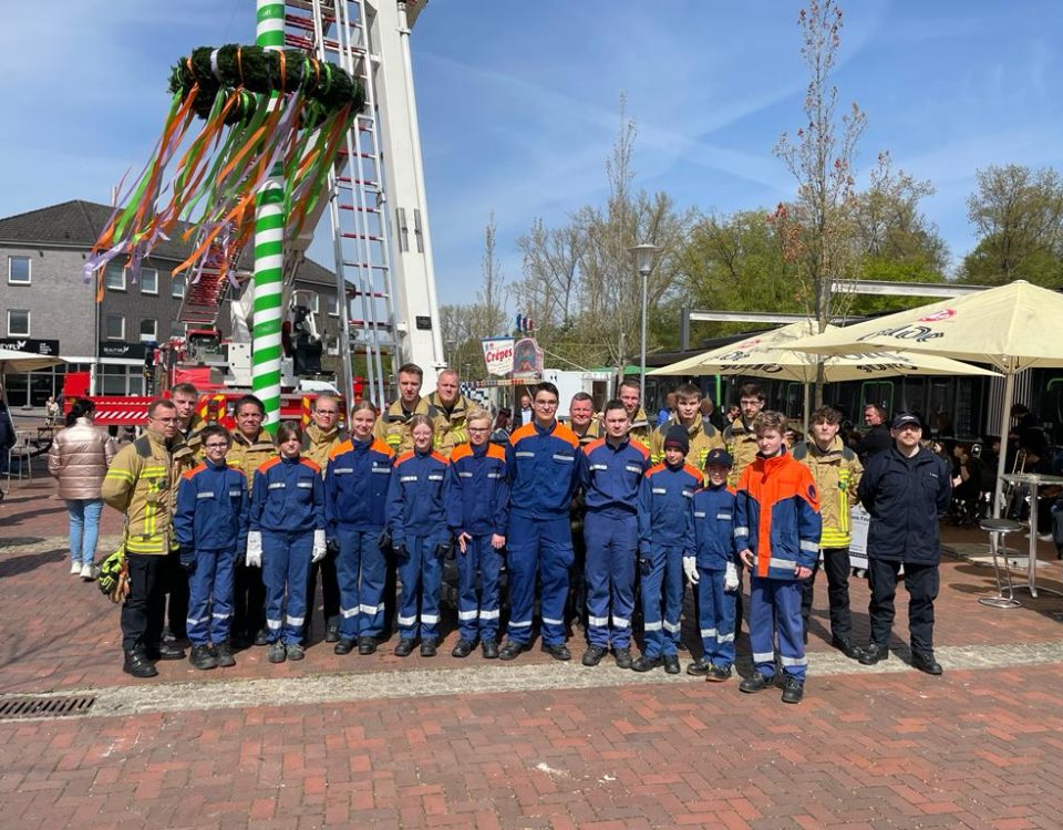 Mitglieder der Jugendfeuerwehr und Einsatzabteilung vor dem Maibaum